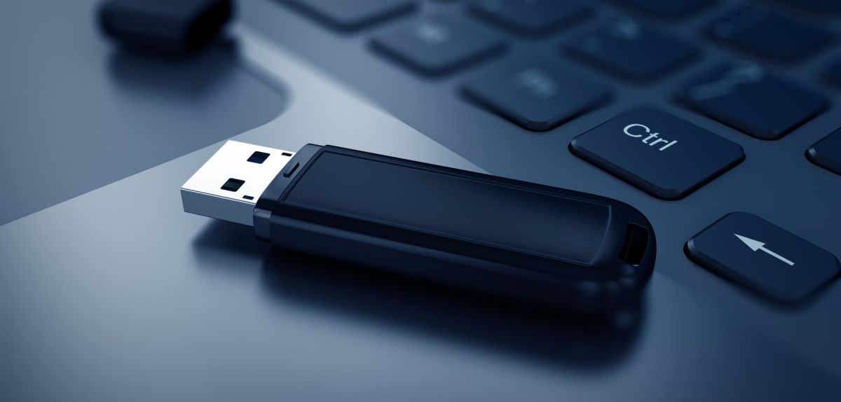 Ein USB-Stick auf einem Laptop.