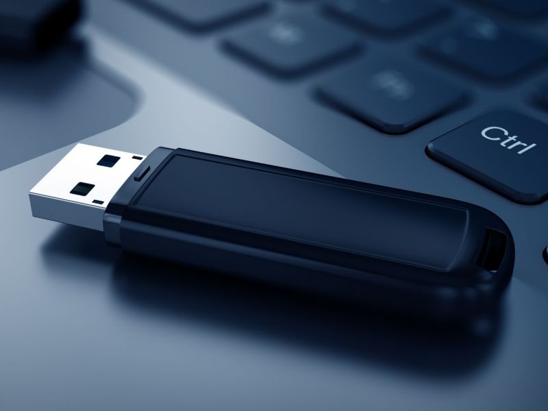 Ein USB-Stick auf einem Laptop.
