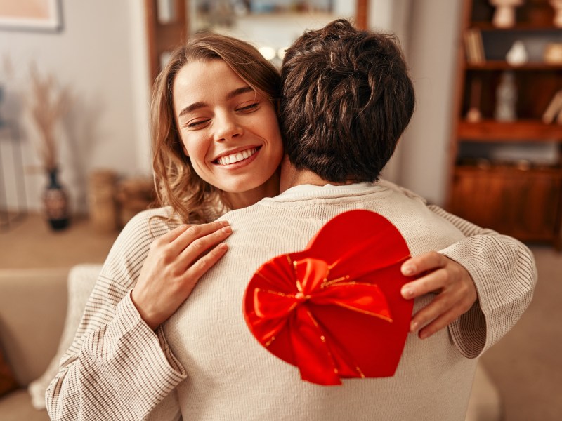 frau freut sich über valentinstagsgeschenk