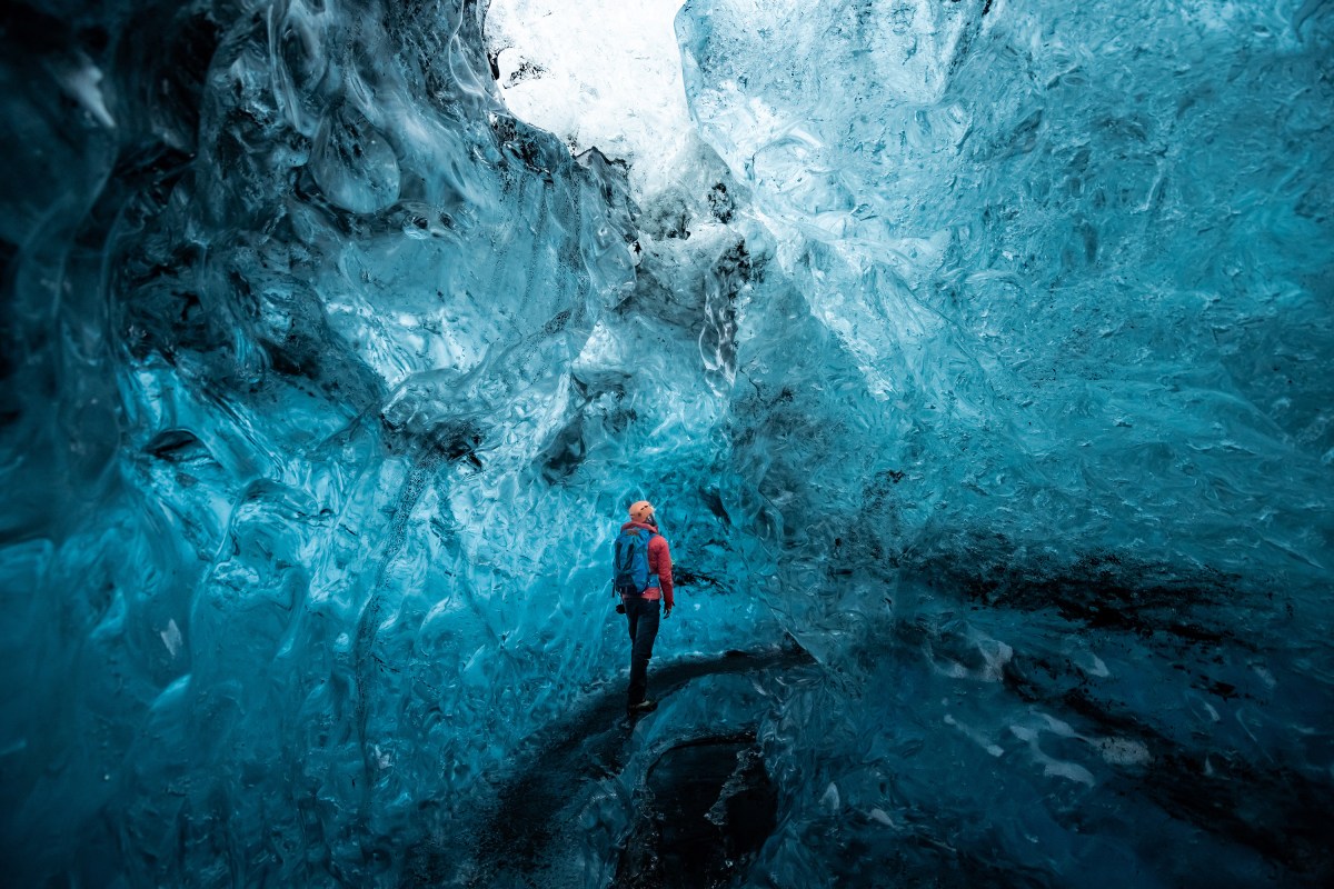 Person wandert in einer Gletscherspalte