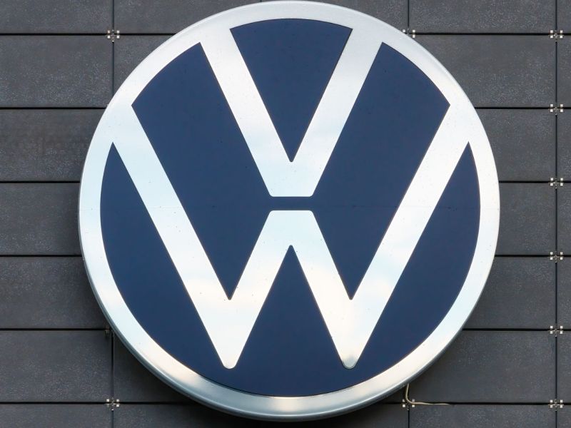 VW-Firmenlogo an einer Gebäudefassade.