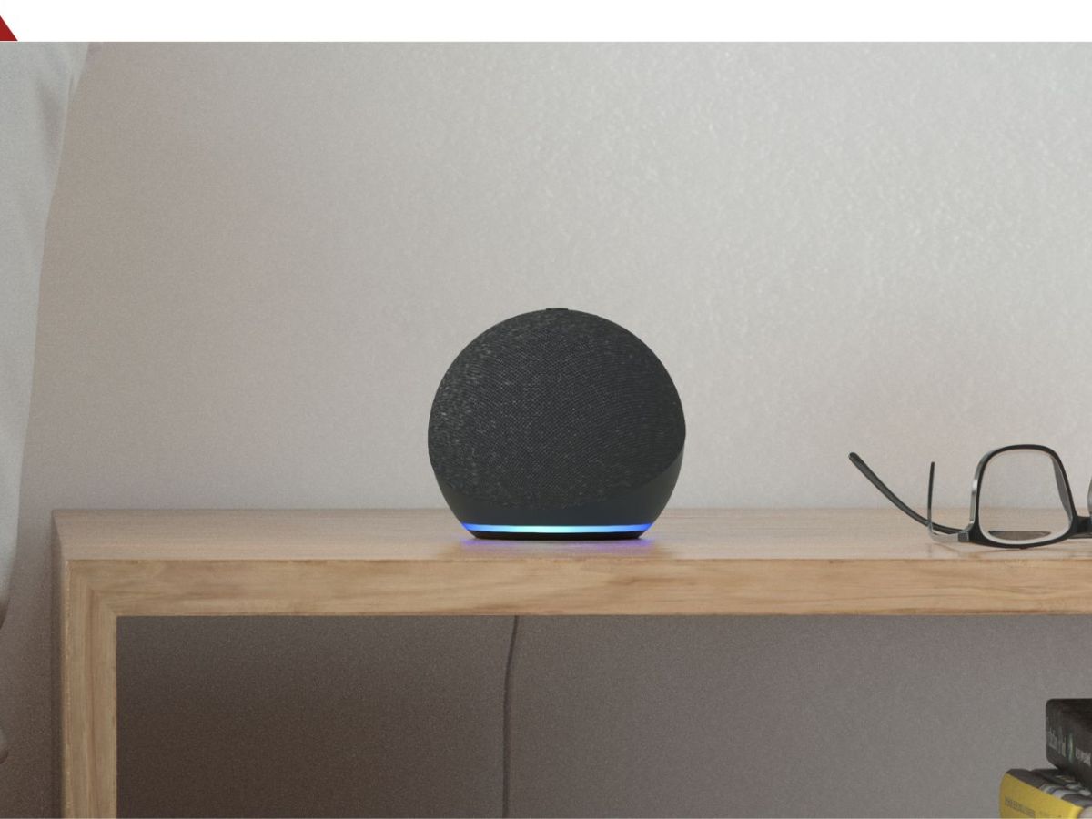 Amazon Echo Dot auf einem Nachttisch