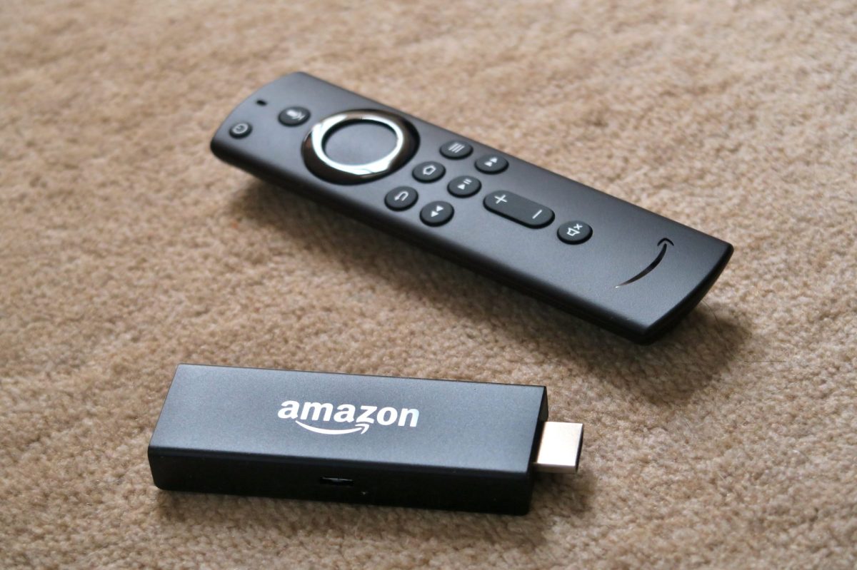 Amazon Fire TV Stick mit Fernbedienung auf dem Boden.