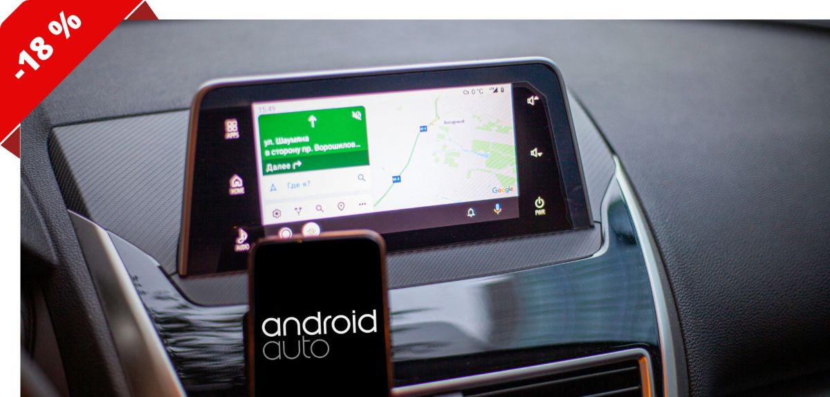 Smartphone vor einem Android Auto-Display