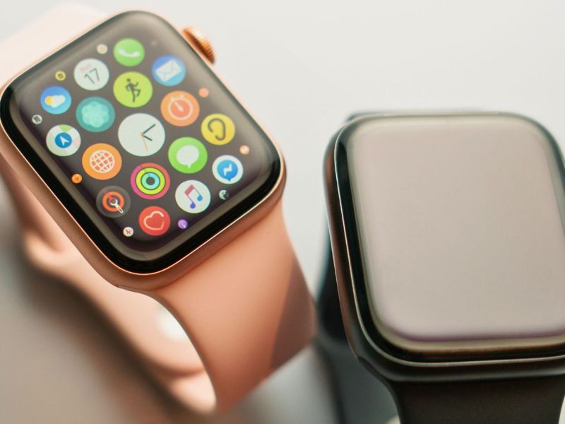 Zwei Apple Watches