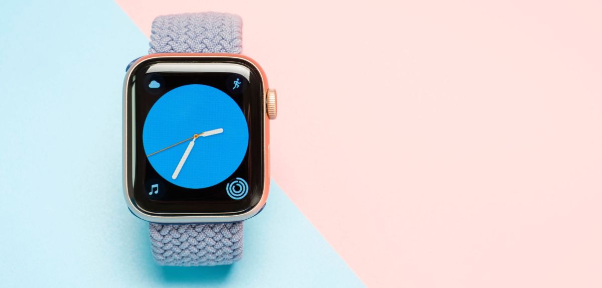 Apple Watch auf blau-pinkem Hintergrund