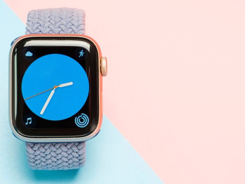 Apple Watch auf blau-pinkem Hintergrund