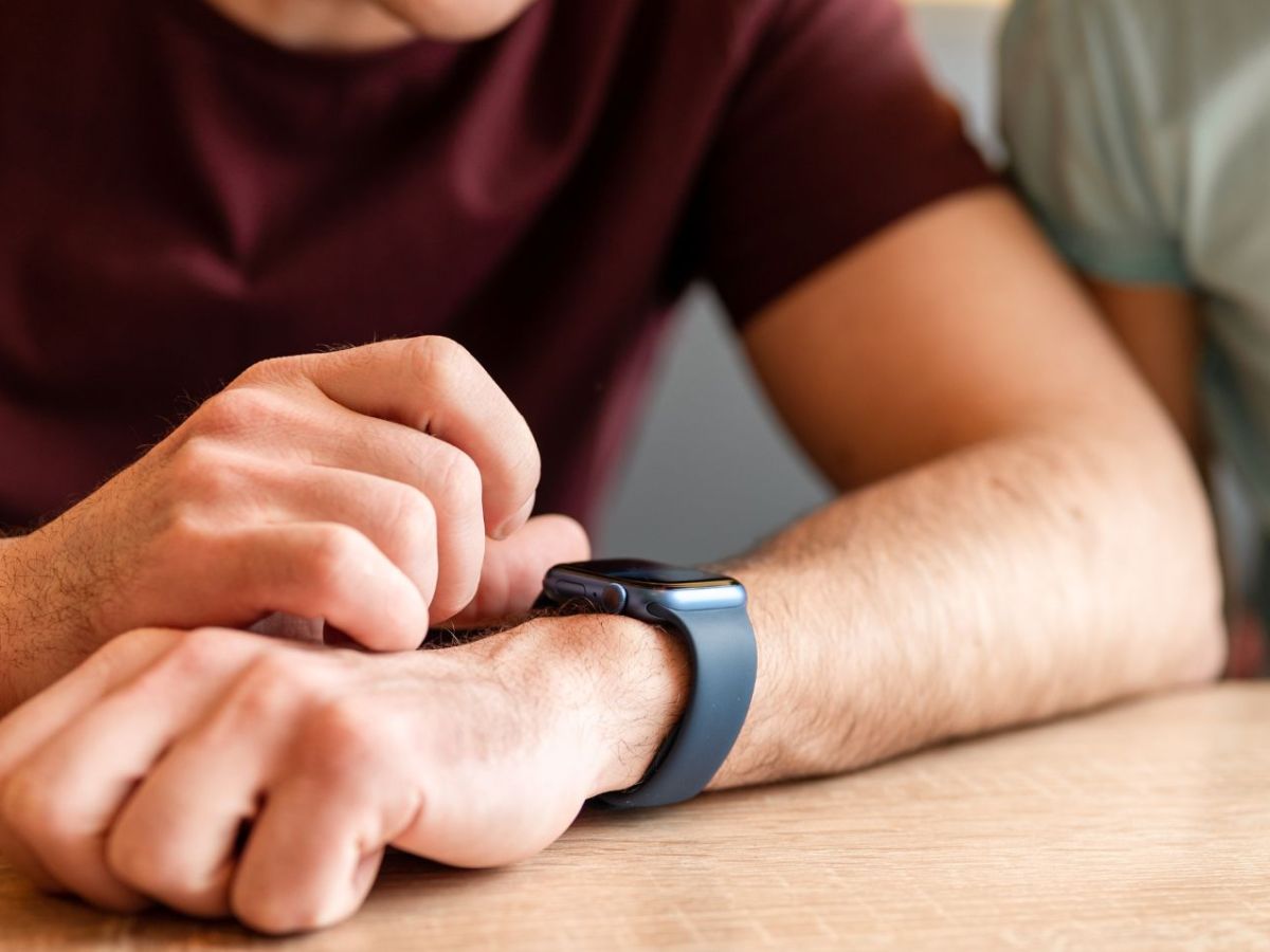 Mann nutzt Apple Watch-Familienkonfiguration.