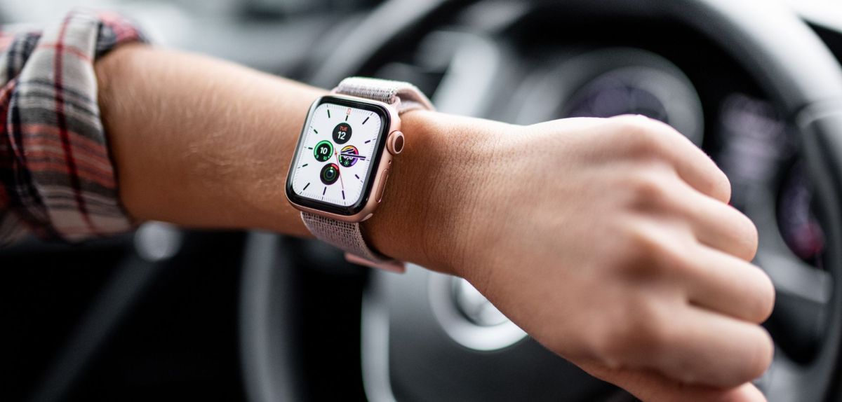 Mann nutzt Apple Watch während der Autofahrt