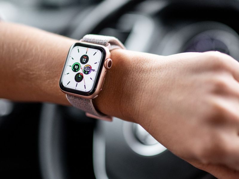 Mann nutzt Apple Watch während der Autofahrt