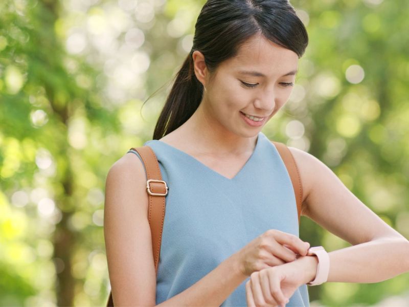 Frau bedient ihre Apple Watch.