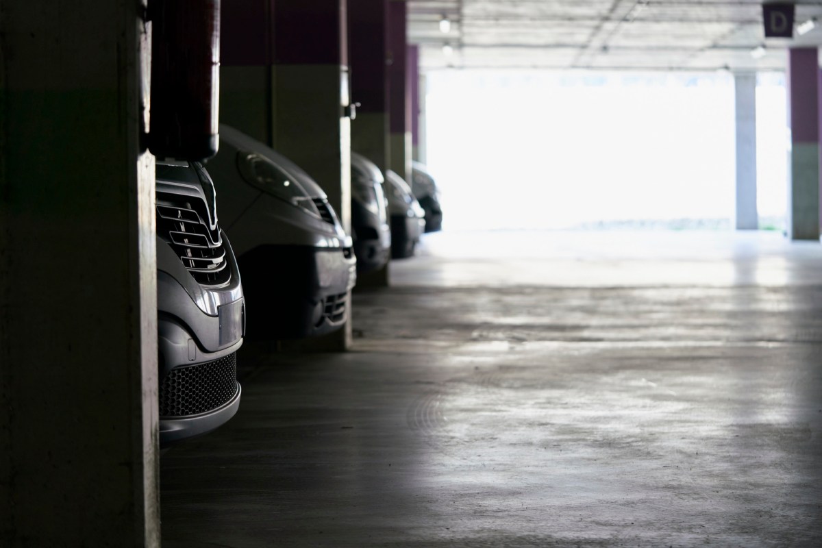 Mehrere Autos parken in einer Garage.