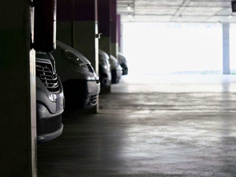 Mehrere Autos parken in einer Garage.