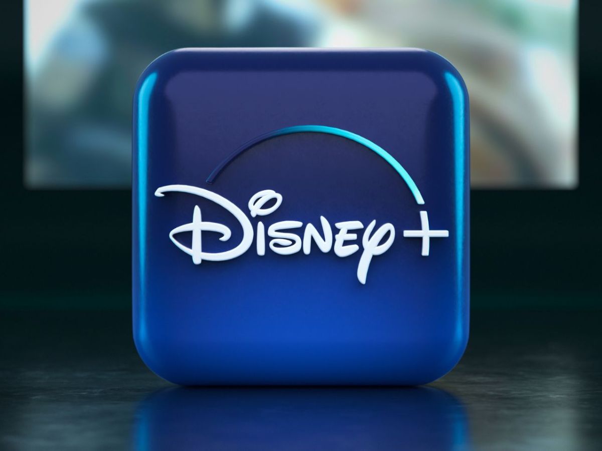 Disney Plus-Logo auf Würfel mit Fernseher im Hintergrund.