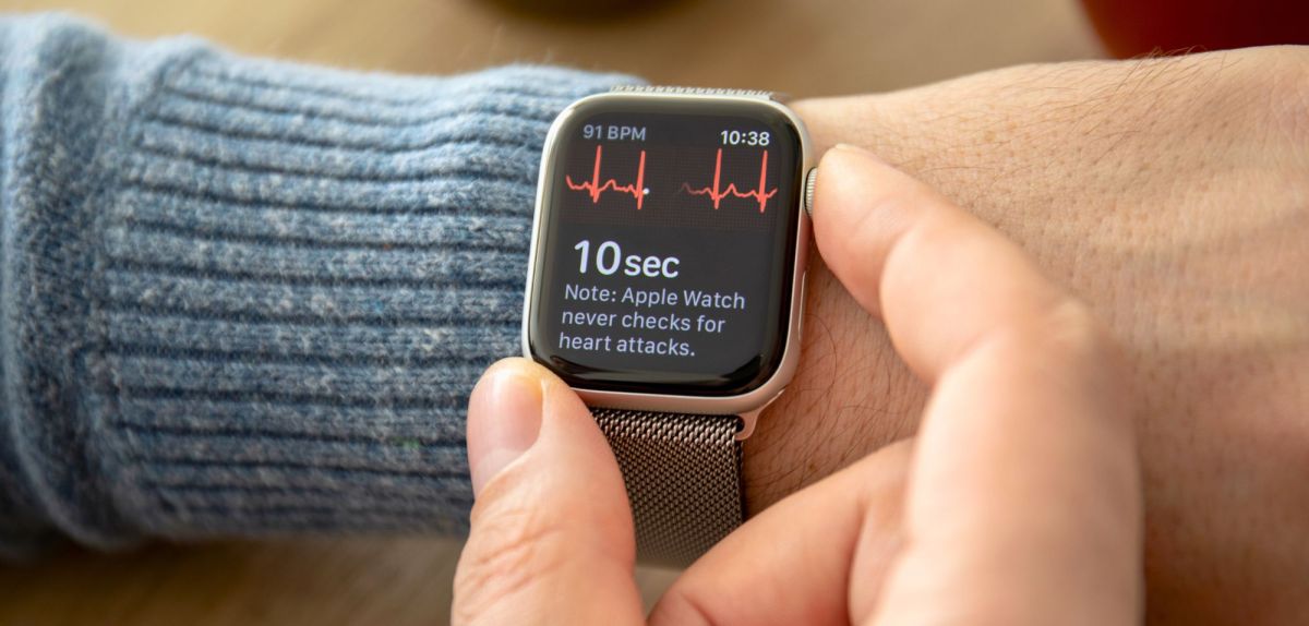 Man macht EKG mit der Apple Watch