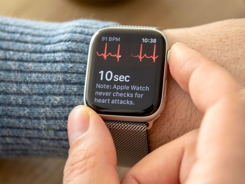 Man macht EKG mit der Apple Watch