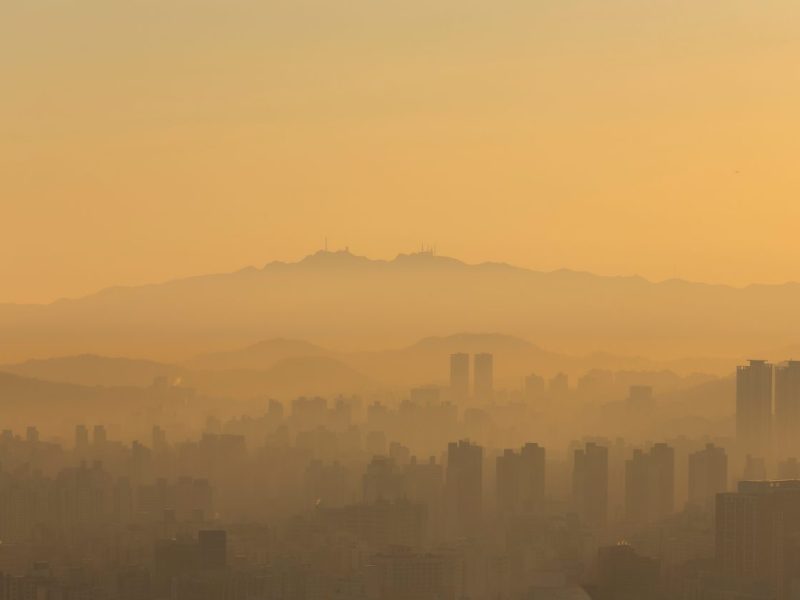 Smog über einer Großstadt