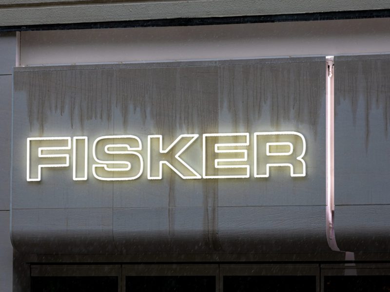 Fisker-Logo an einer Fassade