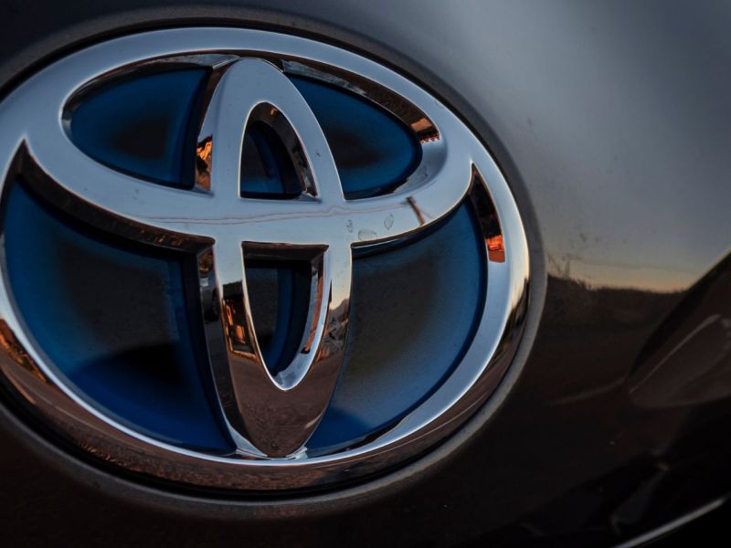 Toyota-Logo auf Hybrid-Auto