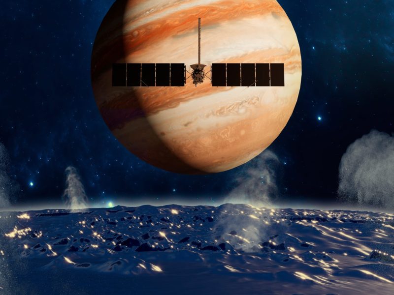 3D-Render vom Jupiter und seinem Mond Europa im Vordergrund.