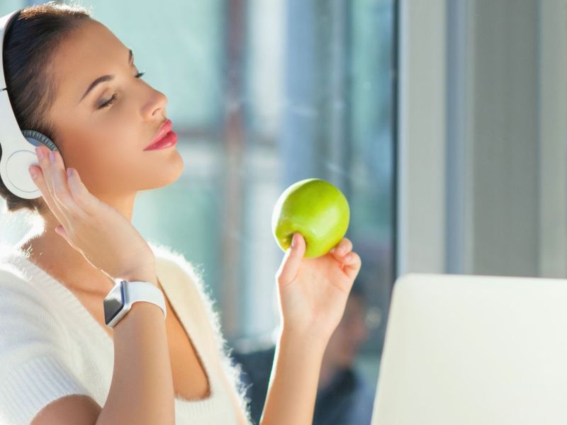 Frau verbindet Kopfhörer mit Apple Watch.