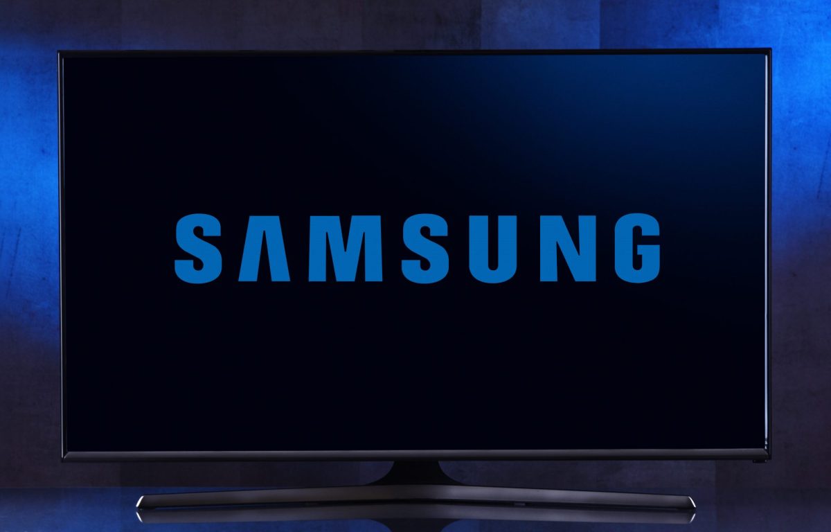 Samsung-TV vor dunklem Hintergrund.
