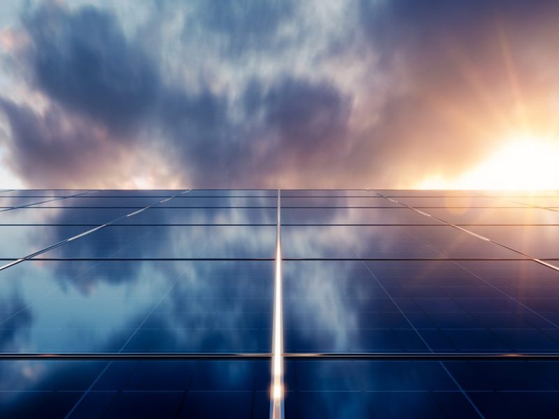 Solaranlage vor einem bewölkten Himmel
