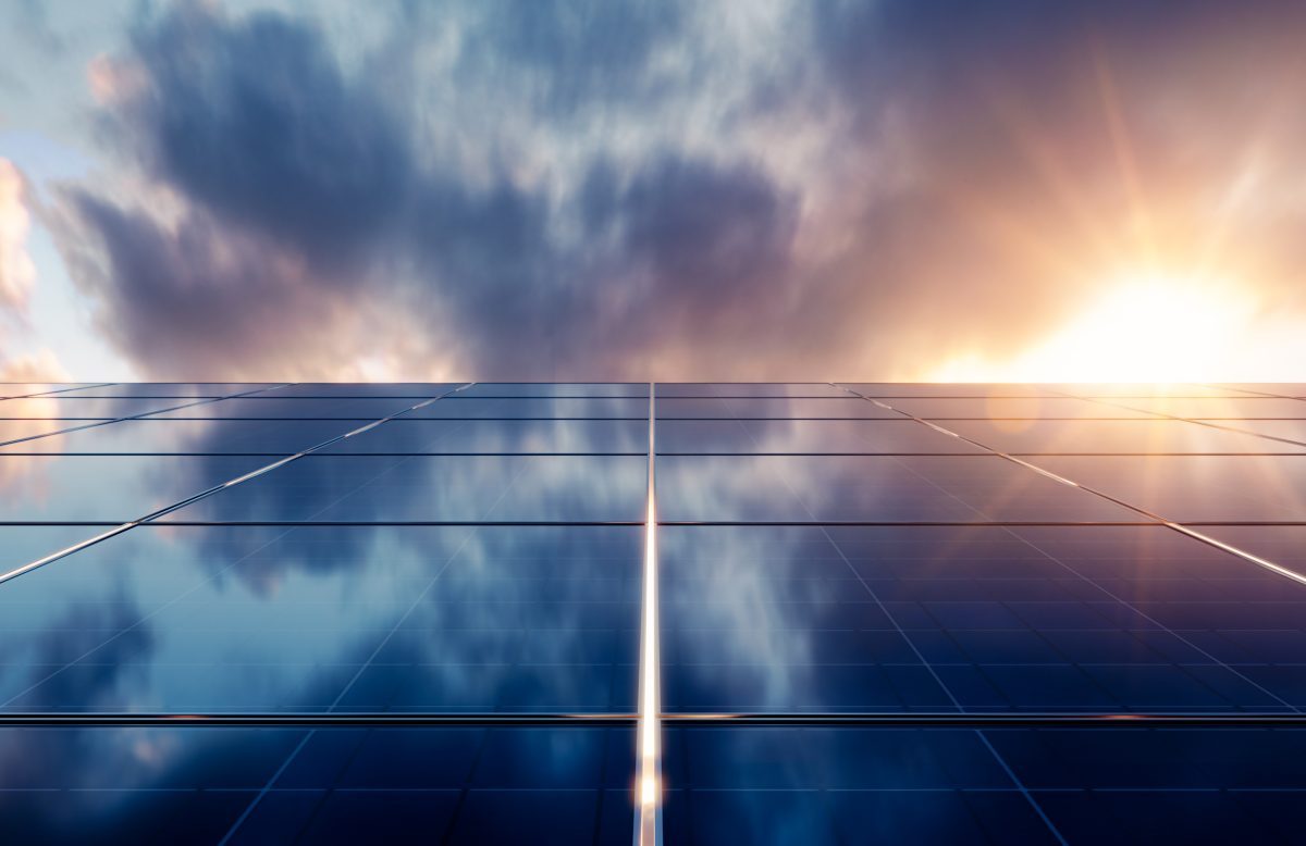 Solaranlage vor einem bewölkten Himmel