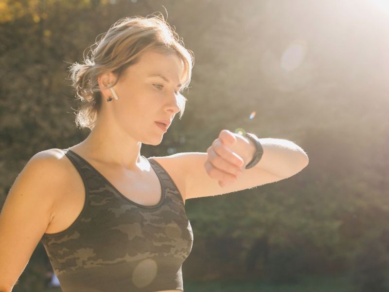 Frau hört Spotify auf der Apple Watch.