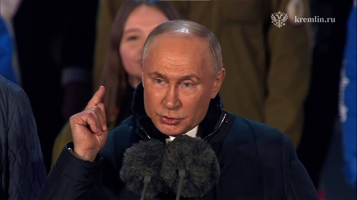 Der russische Präsident Wladimir Putin spricht während einer Kundgebung und eines Konzerts anlässlich des 10. Jahrestags der Annexion der Krim auf dem Roten Platz in Moskau zu der Menge