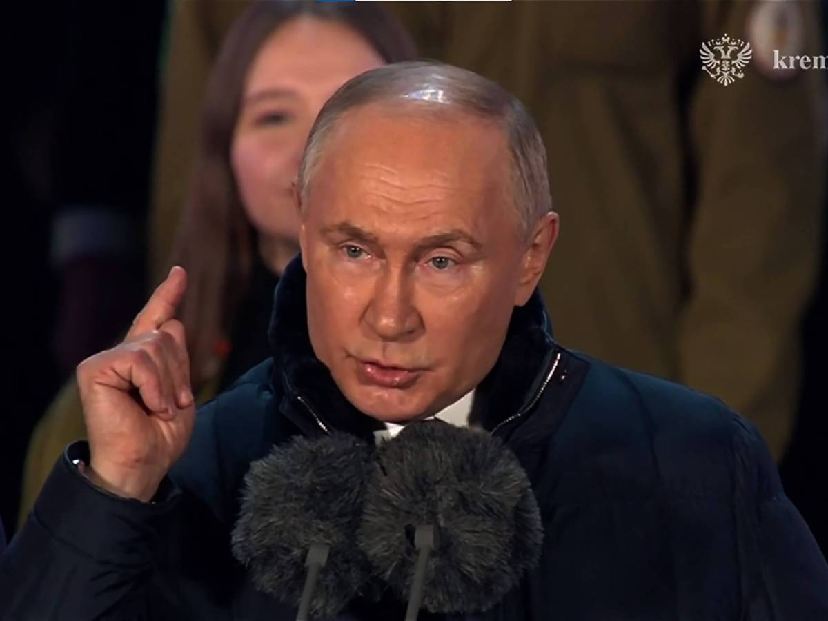 Der russische Präsident Wladimir Putin spricht während einer Kundgebung und eines Konzerts anlässlich des 10. Jahrestags der Annexion der Krim auf dem Roten Platz in Moskau zu der Menge
