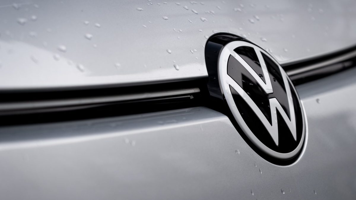 VW-Logo auf einer Motorhaube