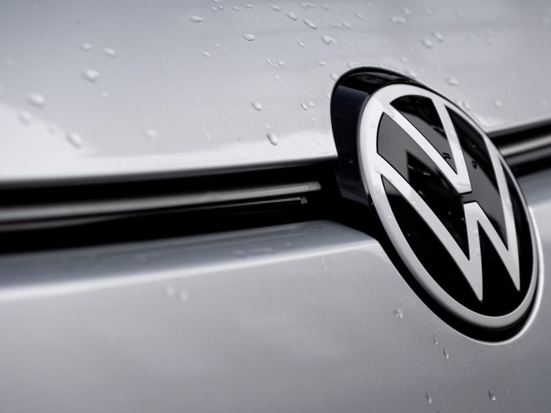 VW-Logo auf einer Motorhaube