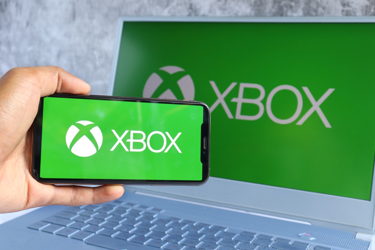 Das Xbox-Logo auf dem Handy und dem Laptop