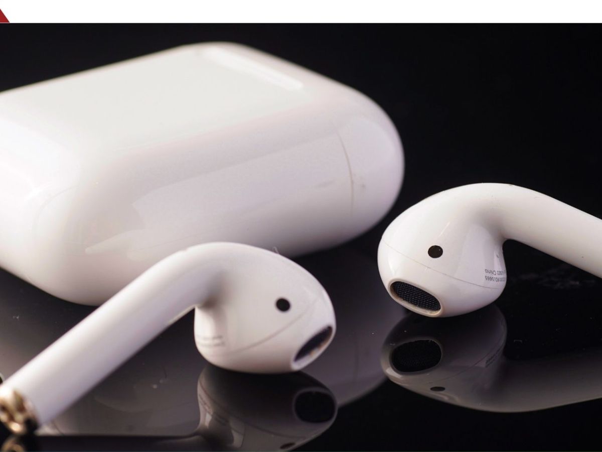 Apple AirPods (2. Generation) vor schwarzem Hintergrund