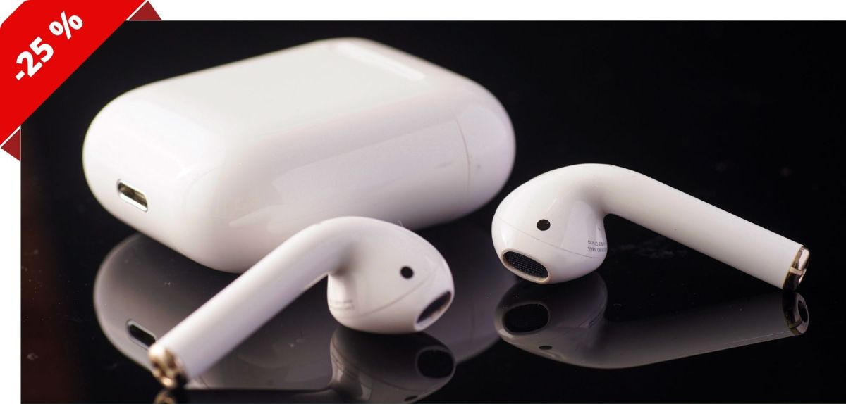 Apple AirPods (2. Generation) vor schwarzem Hintergrund