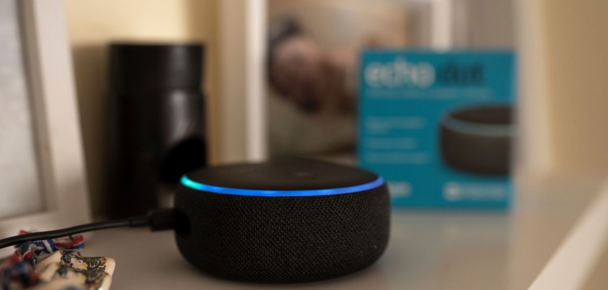 Amazon Echo Dot auf einem Schreibtisch.