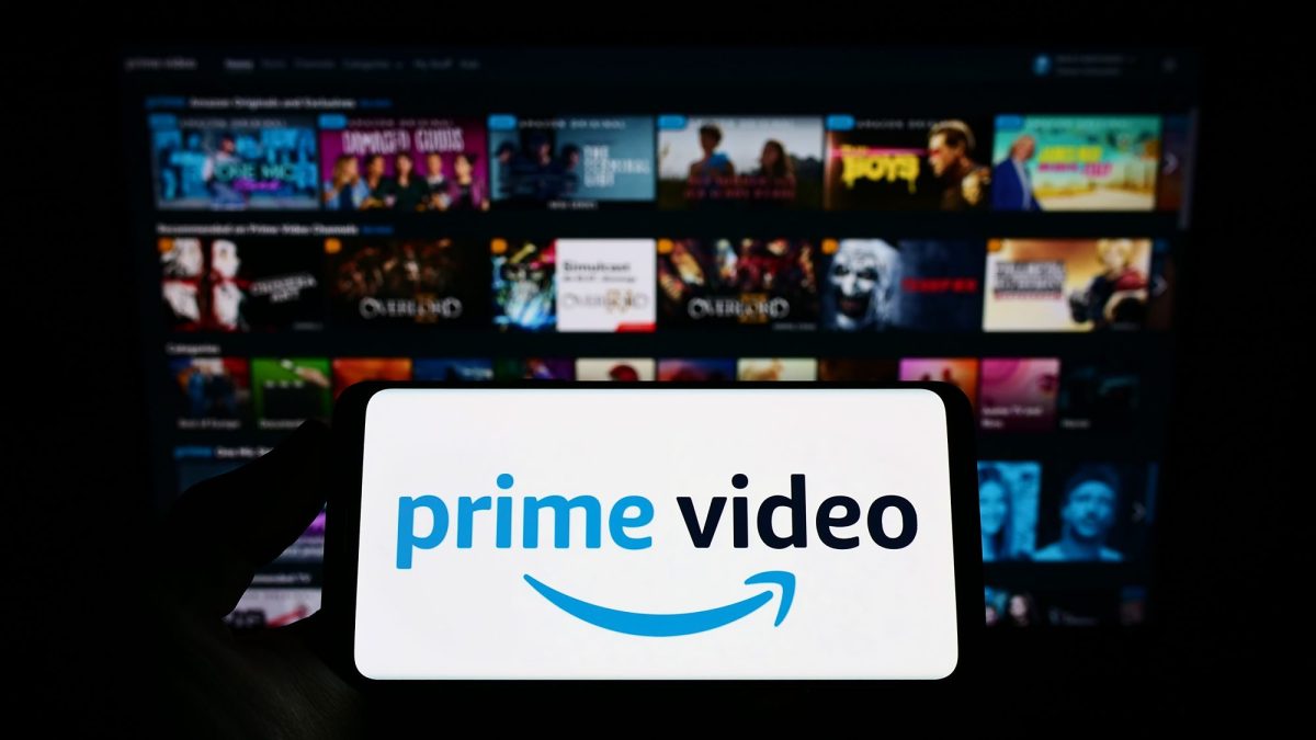 Bildschirm eines Handys zeigt Amazon Prime-Logo vor buntem Hintergrund.