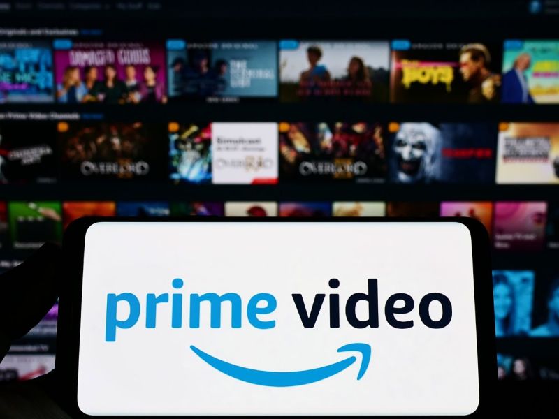 Handy-Bildschirm, der "amazon prime"-Logo anzeigt.