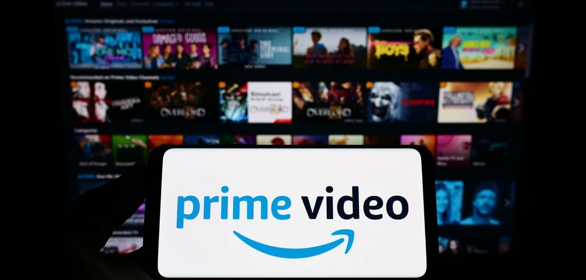 Handy-Bildschirm, der "amazon prime"-Logo anzeigt.