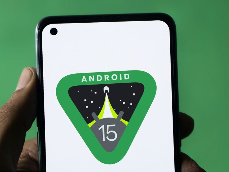 Android 15-Logo auf Smartphone