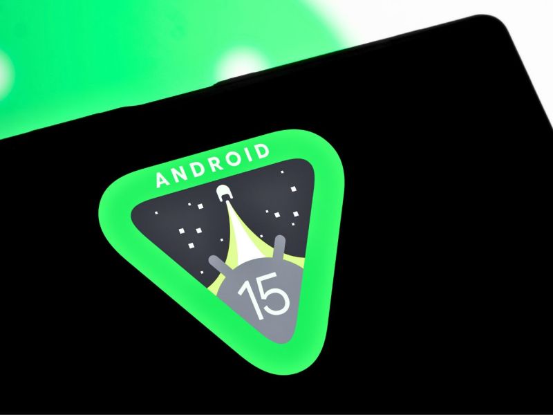 Android 15-Logo auf Smartphone