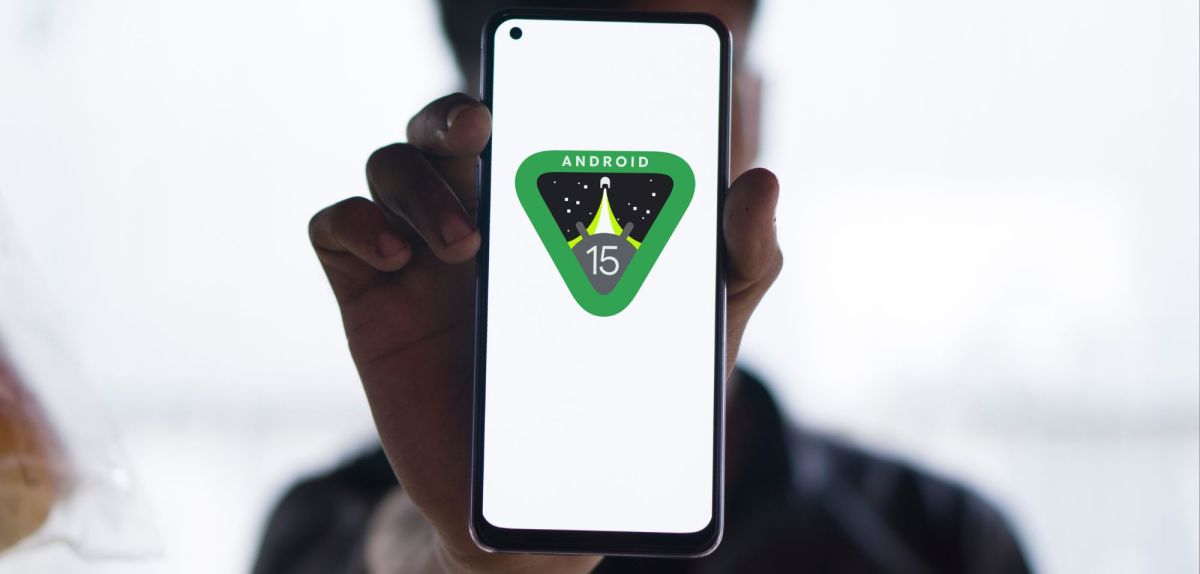 Android 15-Logo auf Smartphone