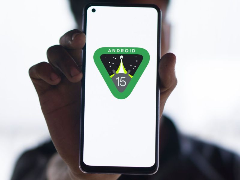 Android 15-Logo auf Smartphone