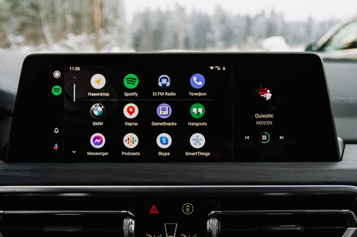 Android Auto auf dem Display eines Fahrzeugs