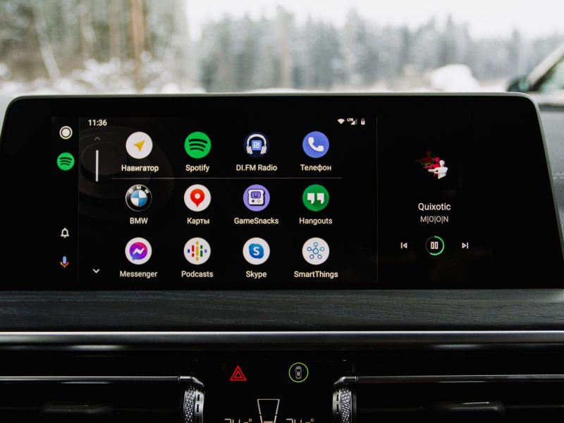 Android Auto auf dem Display eines Fahrzeugs