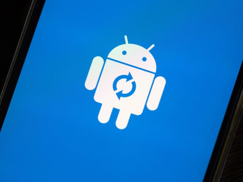 Auf einem Handy-Display wird das Symbol für ein Android-Update angezeigt.