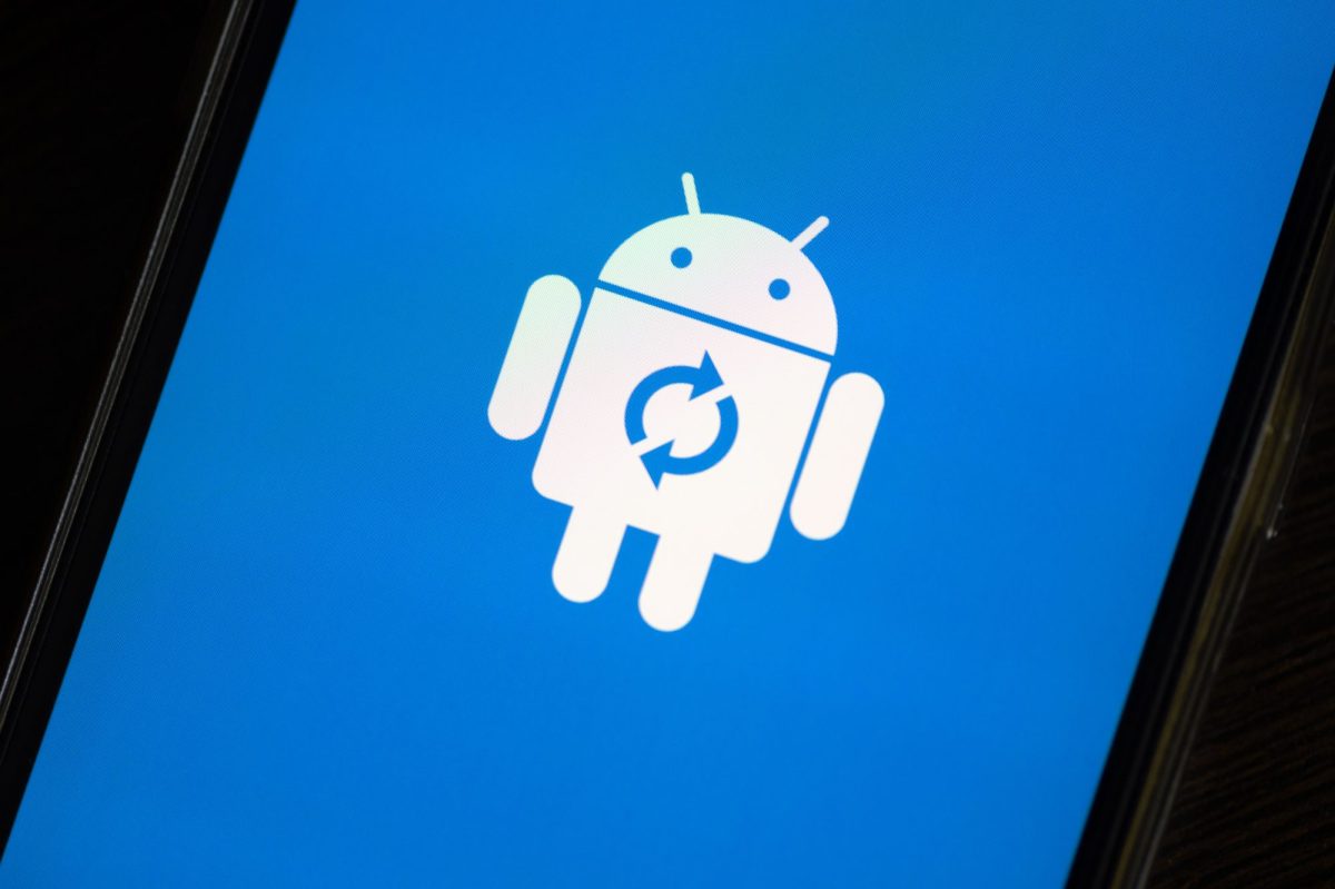 Auf einem Handy-Display wird das Symbol für ein Android-Update angezeigt.