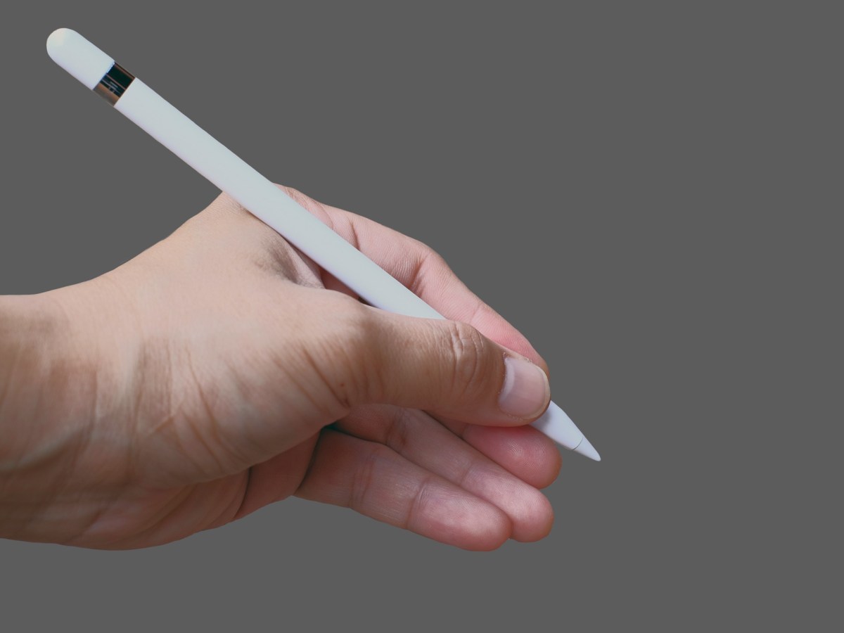 Person hält einen Apple Pencil in der Hand