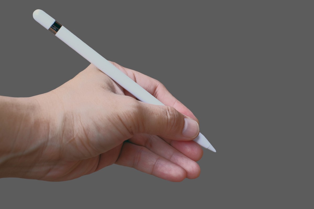 Person hält einen Apple Pencil in der Hand